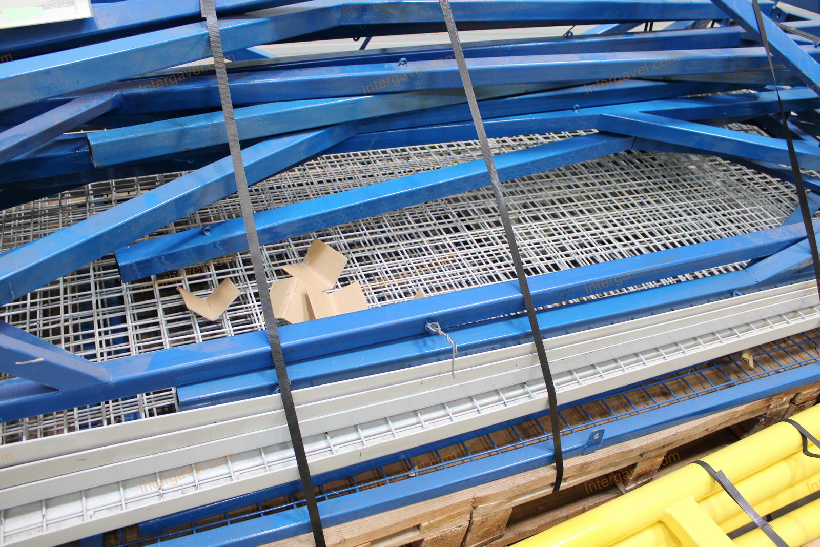 Bontott térelválasztó kerítés és oszlopok 10