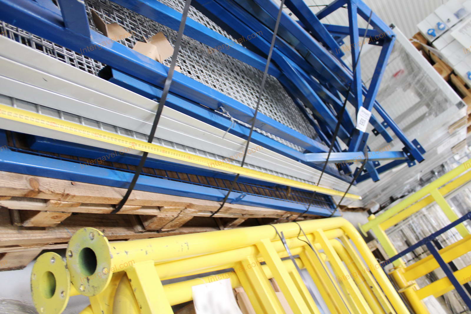 Bontott térelválasztó kerítés és oszlopok 11