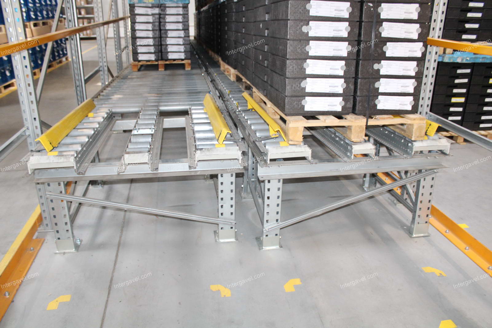 Görgős átfutó állvány 14