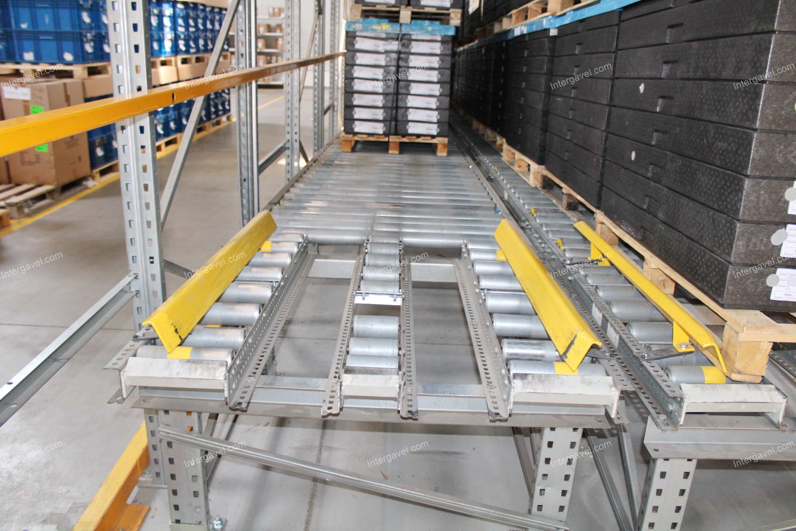 Görgős átfutó állvány 18