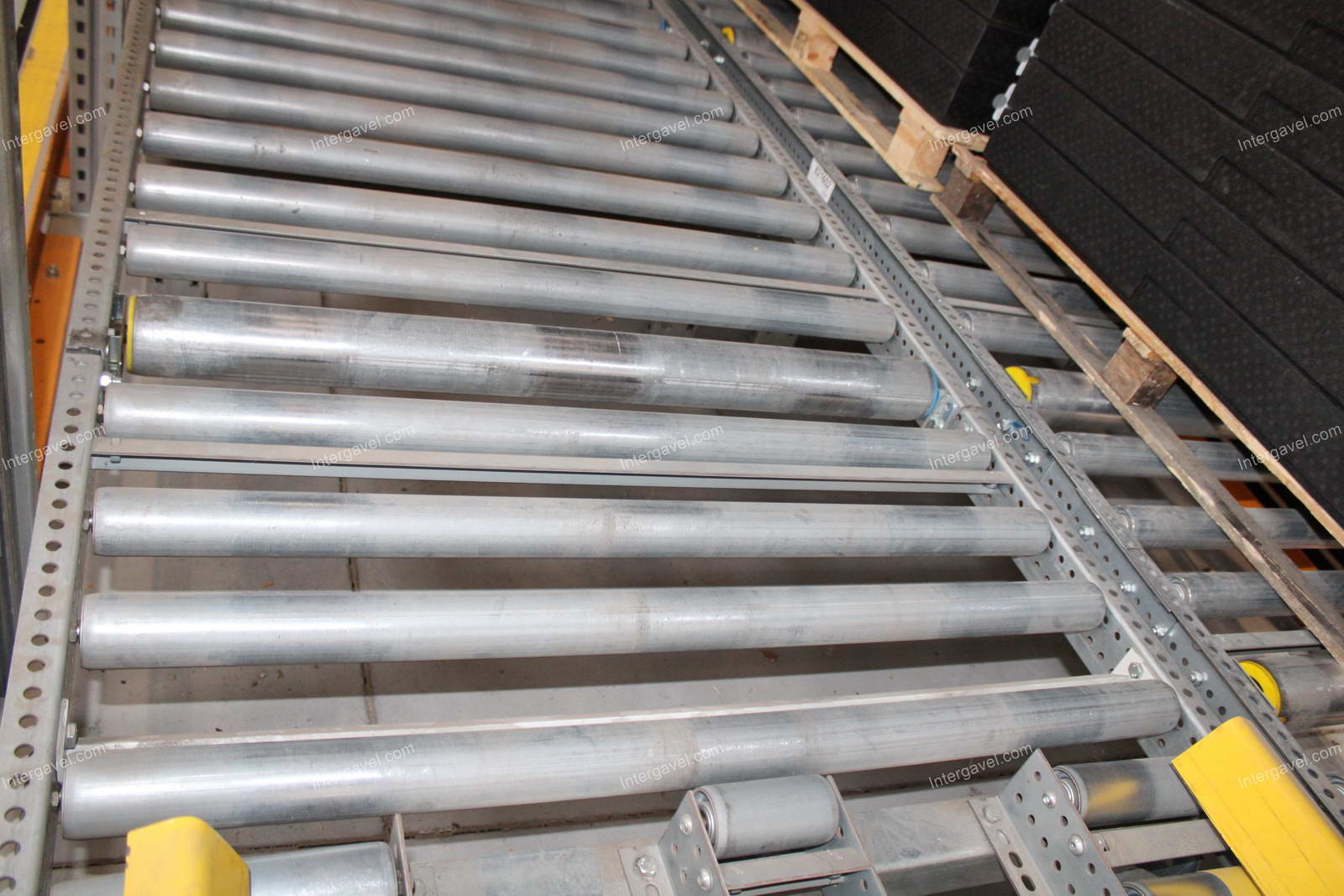 Görgős átfutó állvány 19