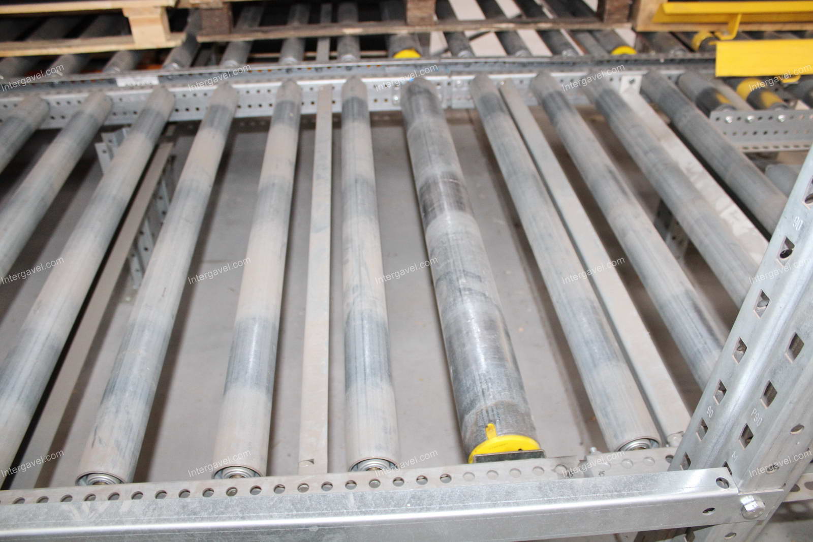 Görgős átfutó állvány 20