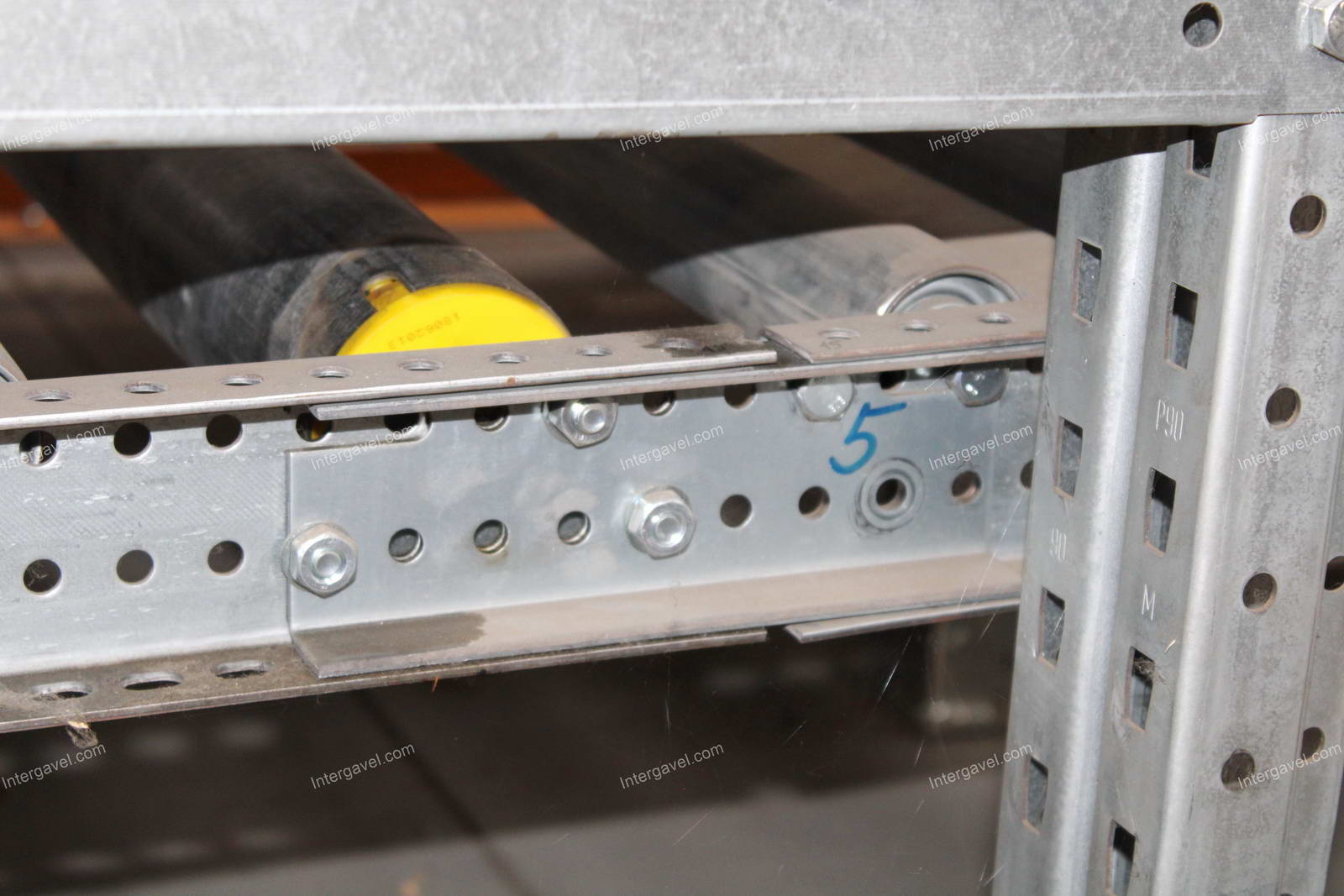 Görgős átfutó állvány 25