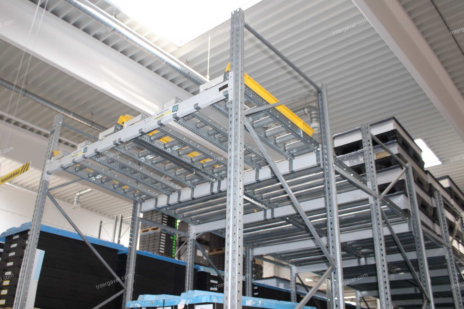 Görgős átfutó állvány 31