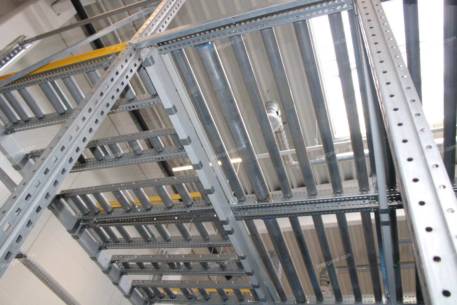 Görgős átfutó állvány 33