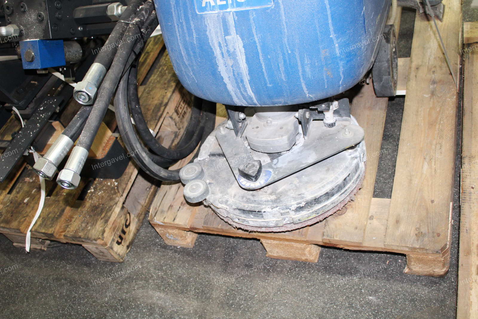 Padlósúroló gép 8