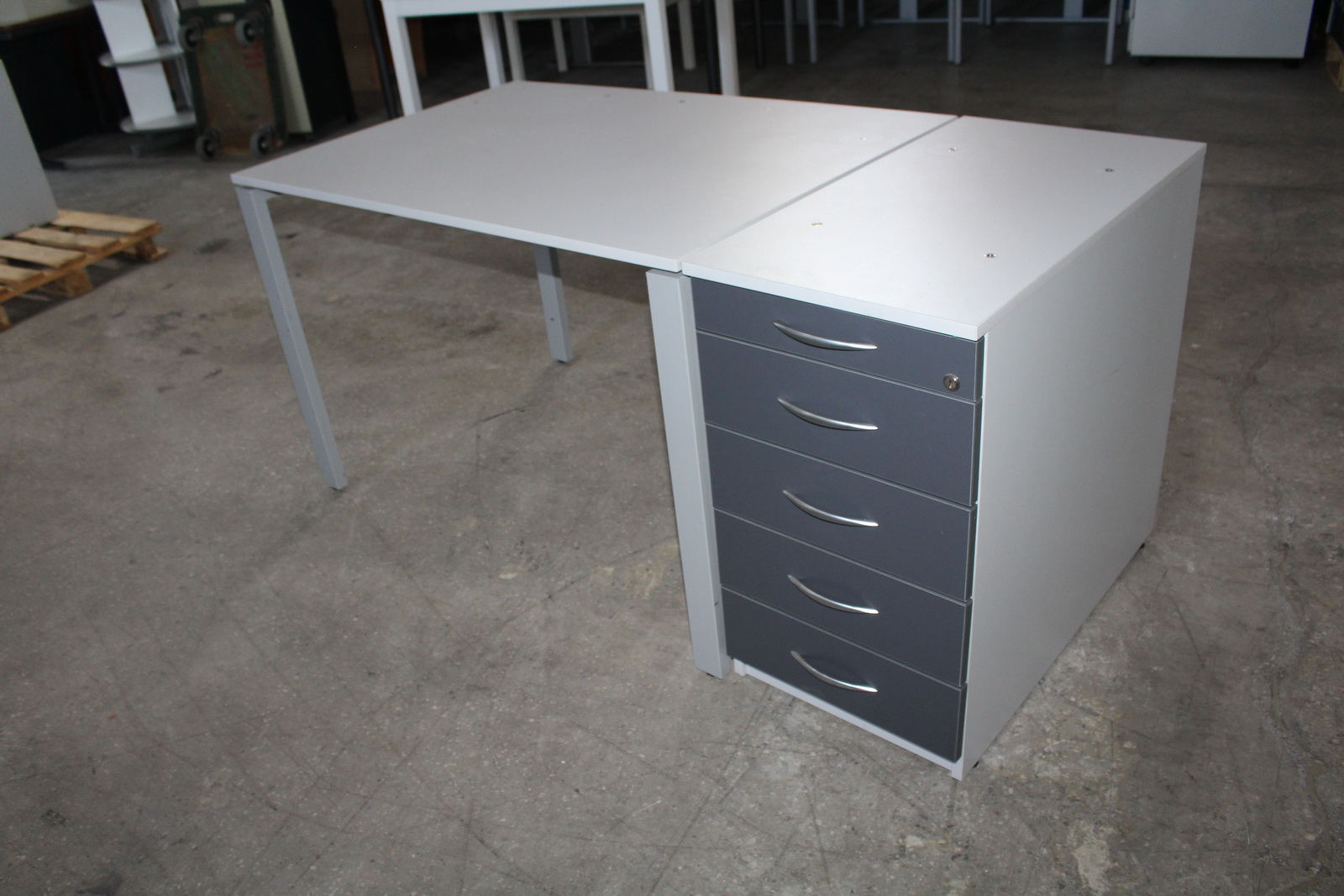 Íróasztal és konténer(5 fiókkal) 2