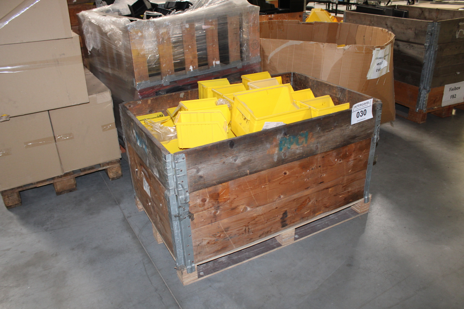 Vegyes tárolóboxok és láda