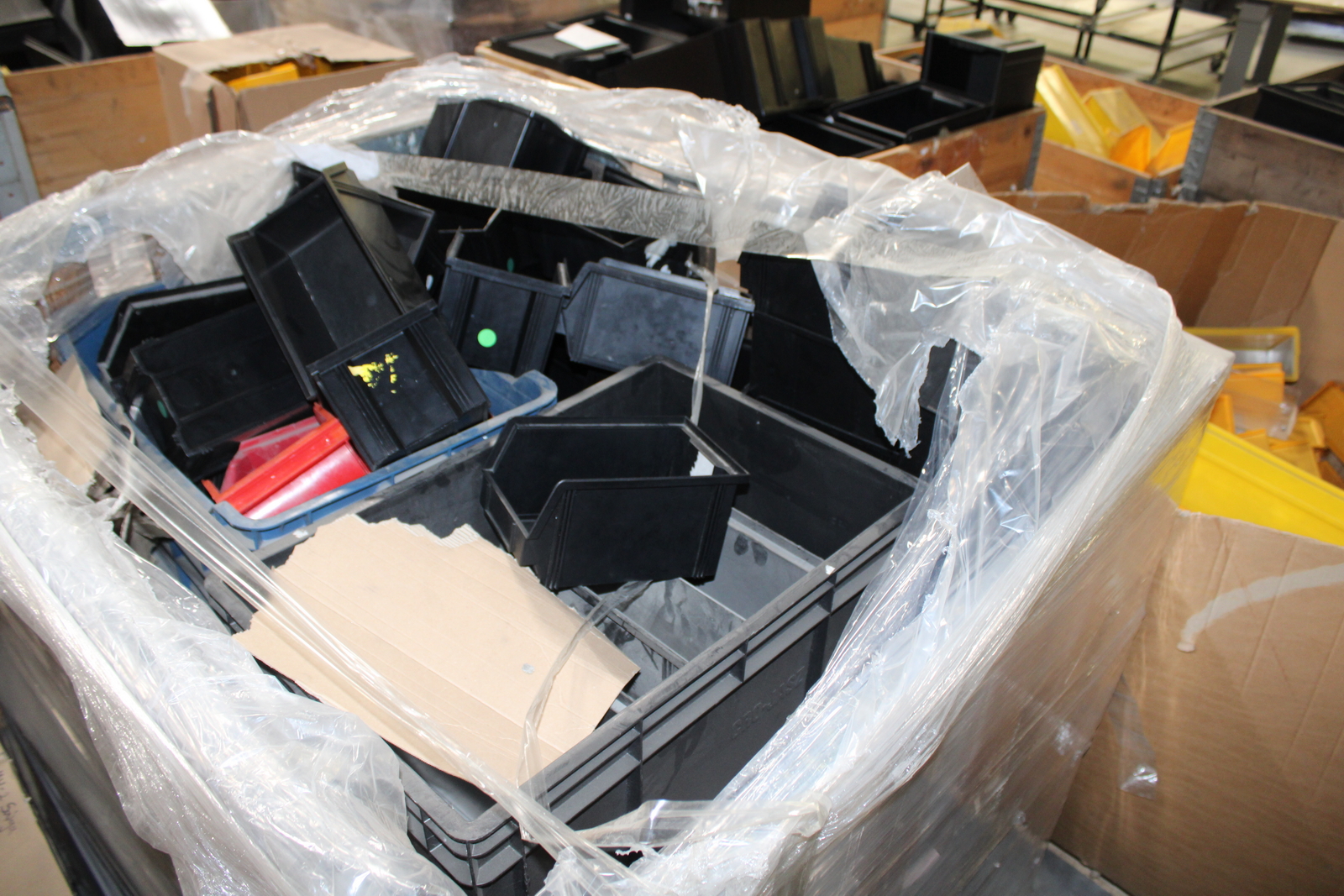 Vegyes tárolóboxok és láda 16