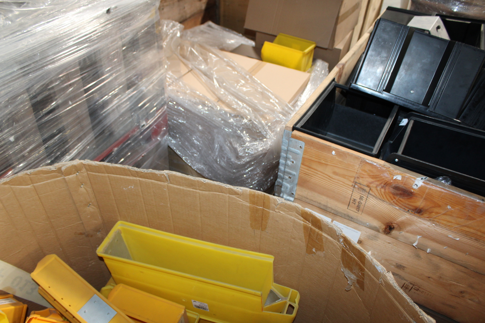 Vegyes tárolóboxok és láda 23