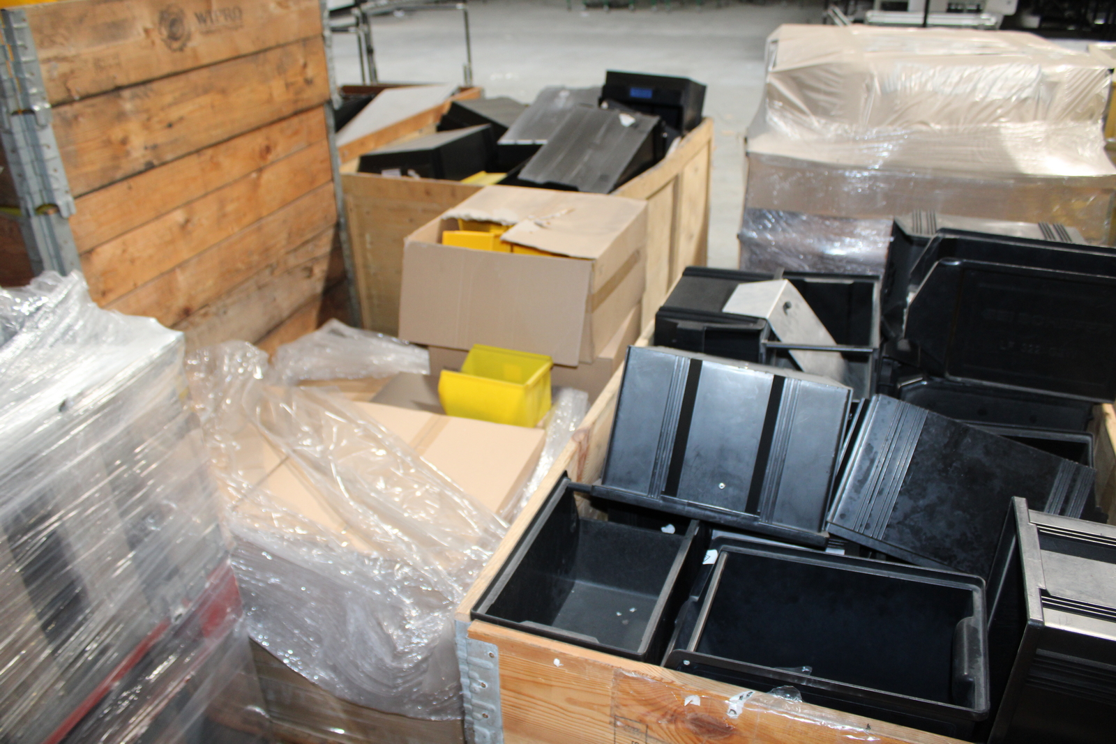 Vegyes tárolóboxok és láda 24