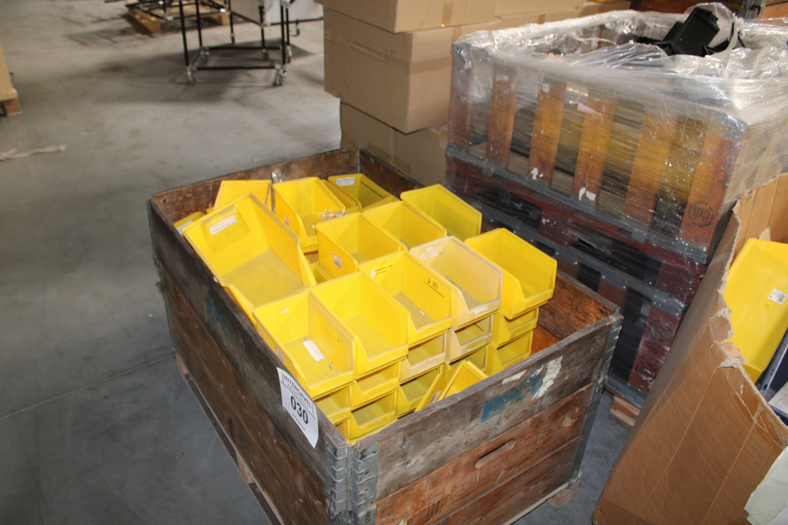 Vegyes tárolóboxok és láda 30