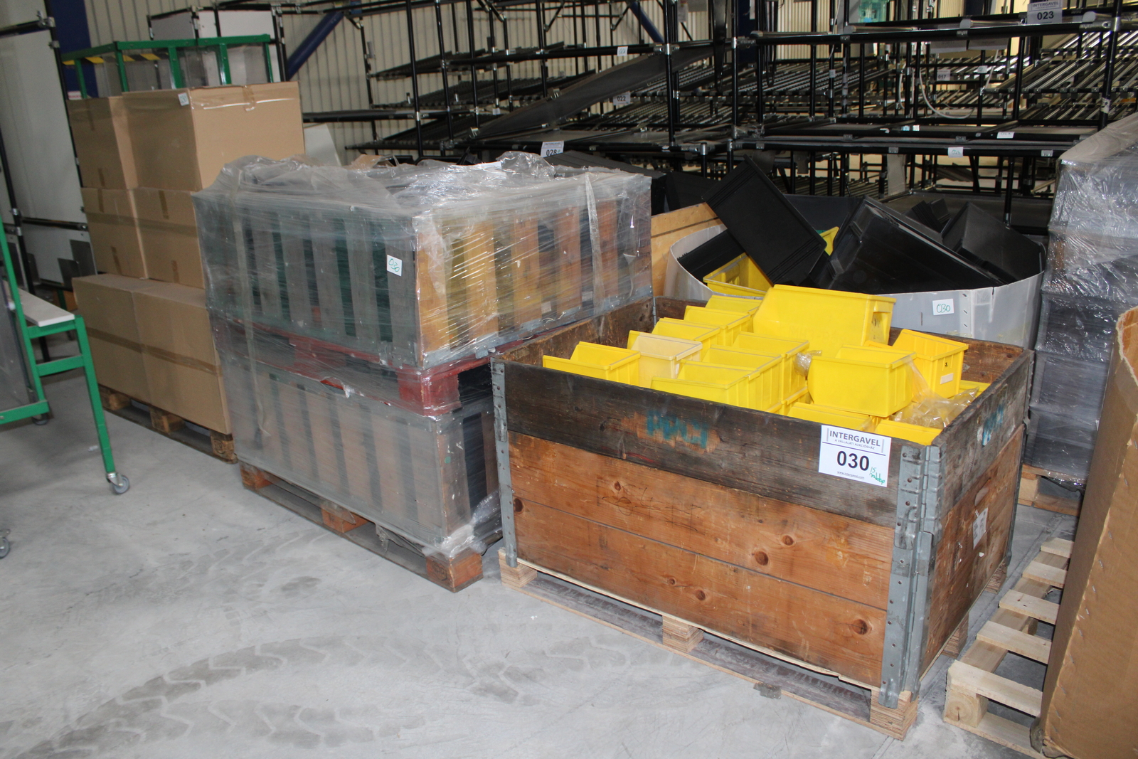 Vegyes tárolóboxok és láda 31