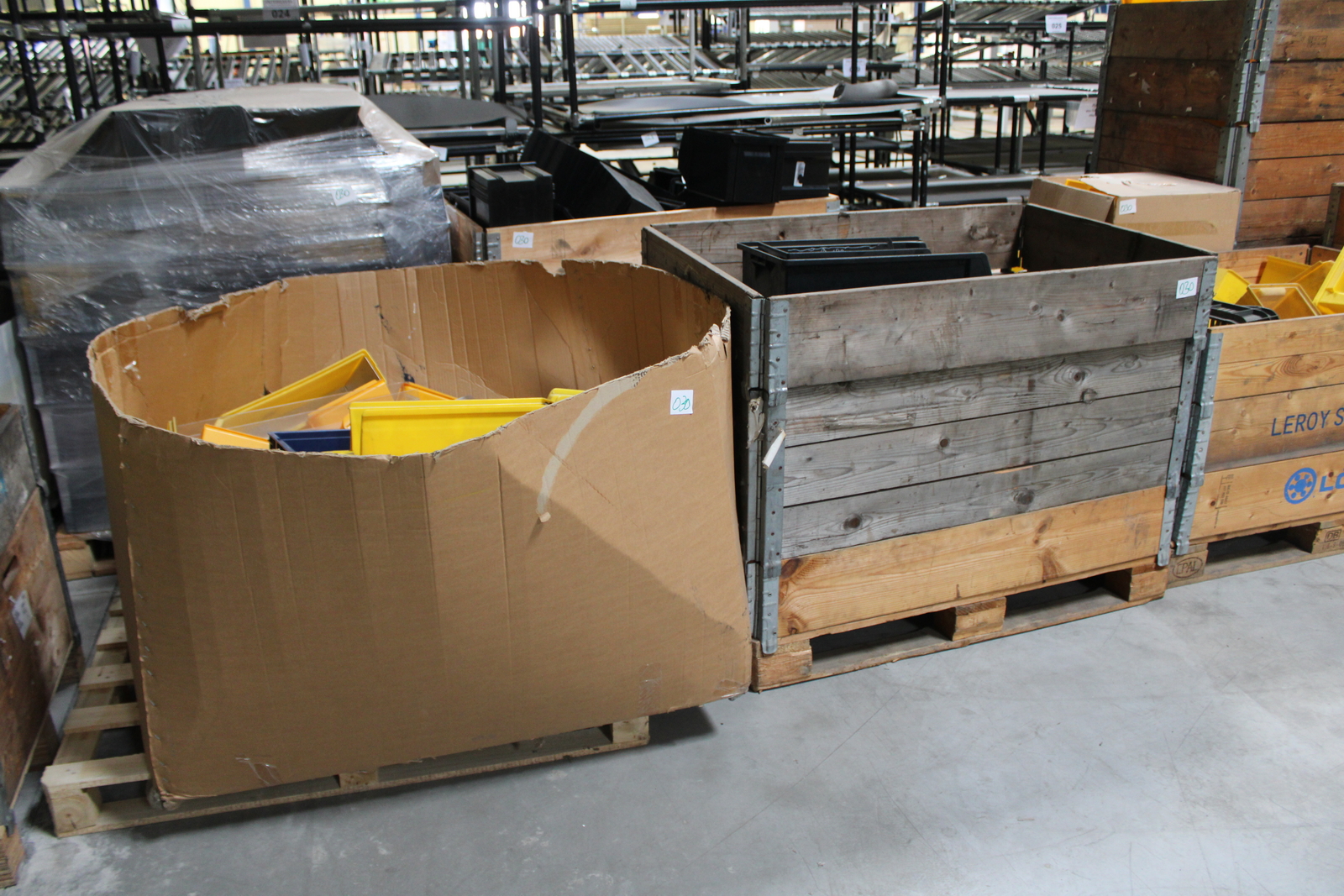 Vegyes tárolóboxok és láda 32