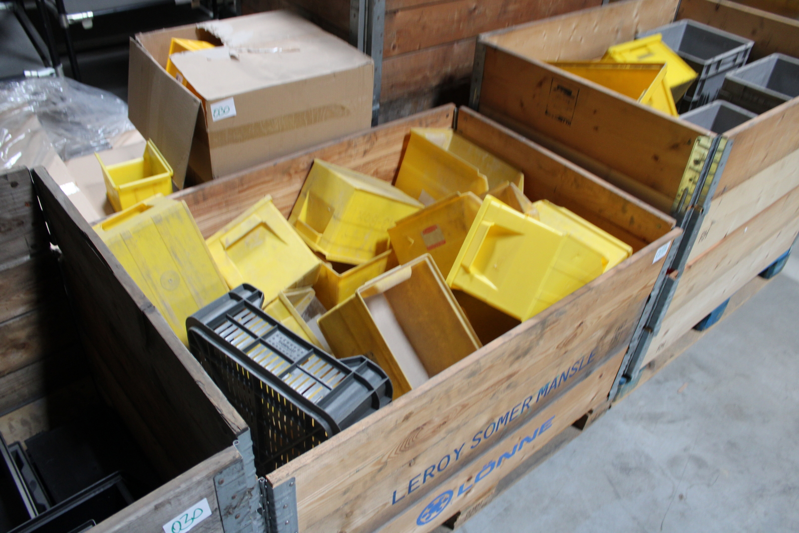 Vegyes tárolóboxok és láda 34