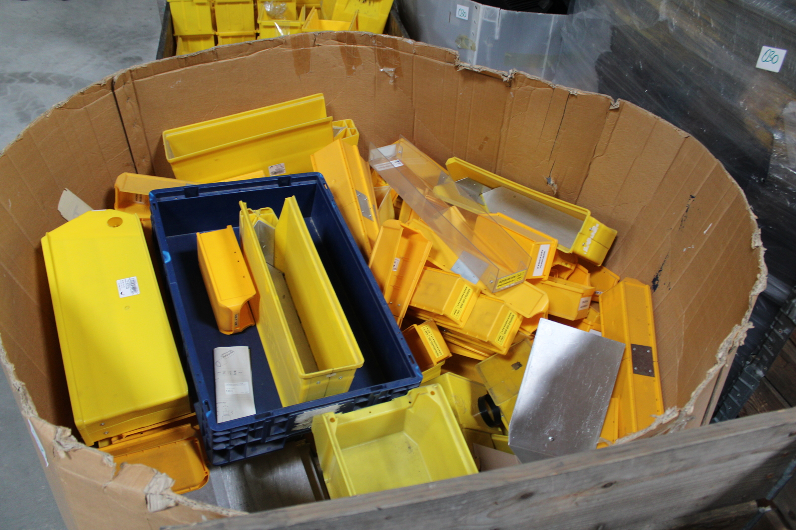 Vegyes tárolóboxok és láda 38