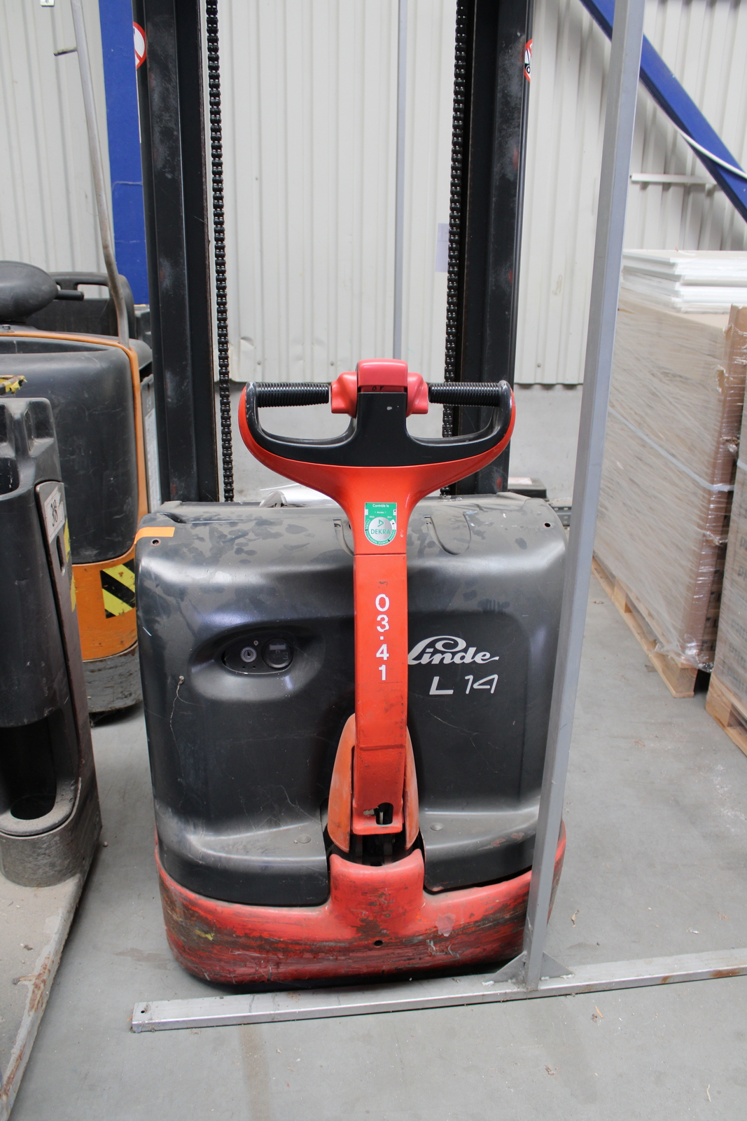 Magasemelésű targonca 9