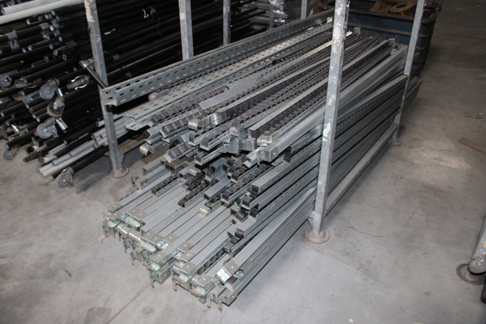 Vegyes görgősorok, csövek ( szerelőállomás elemei) 8