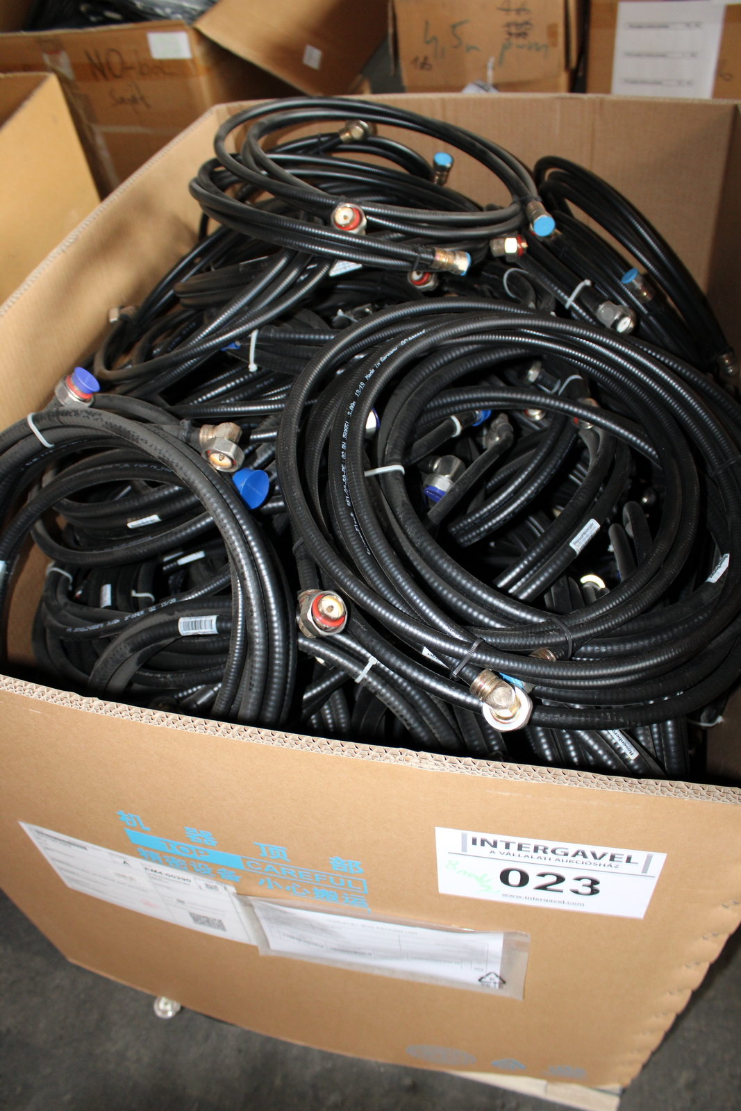 Vegyes kábelek és szerelési anyagok