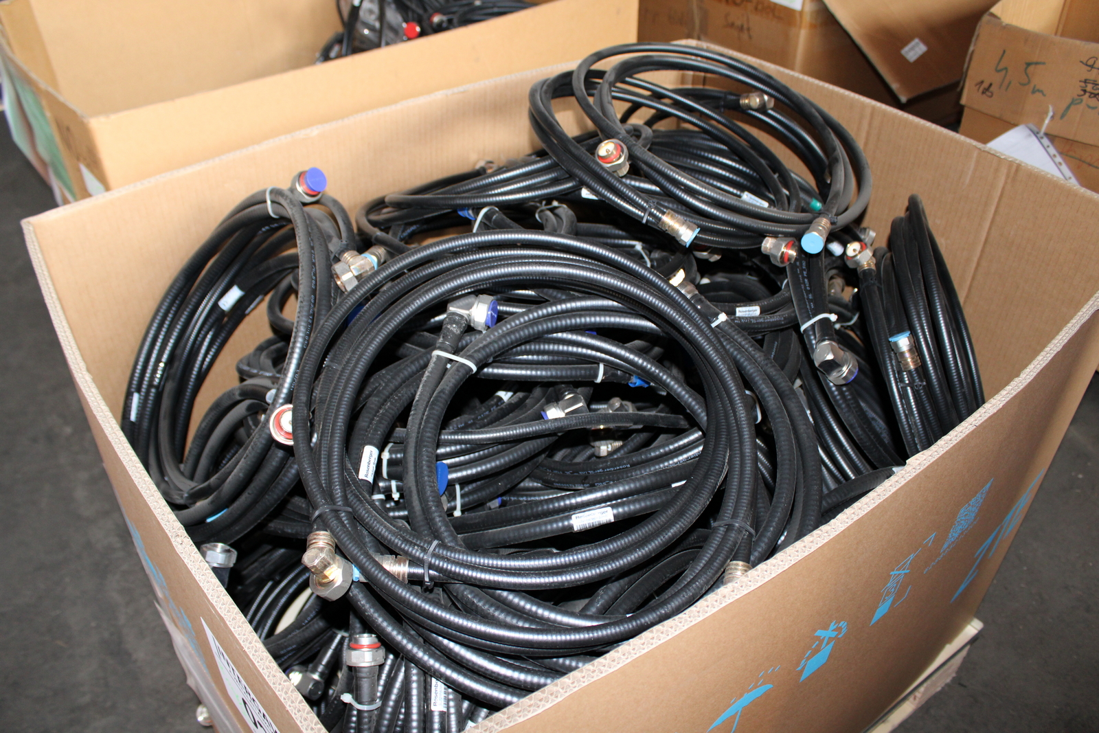 Vegyes kábelek és szerelési anyagok 4