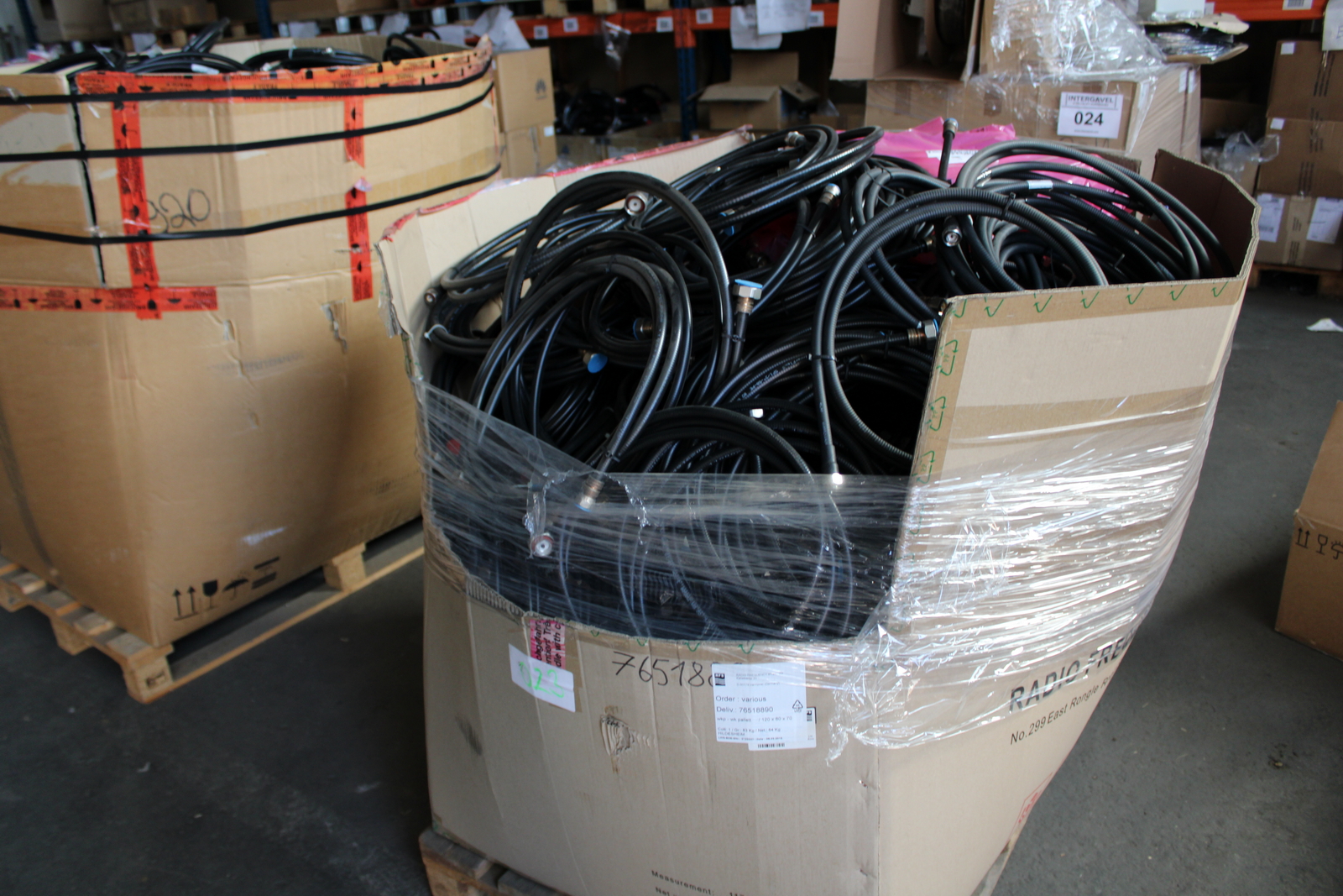 Vegyes kábelek és szerelési anyagok 6