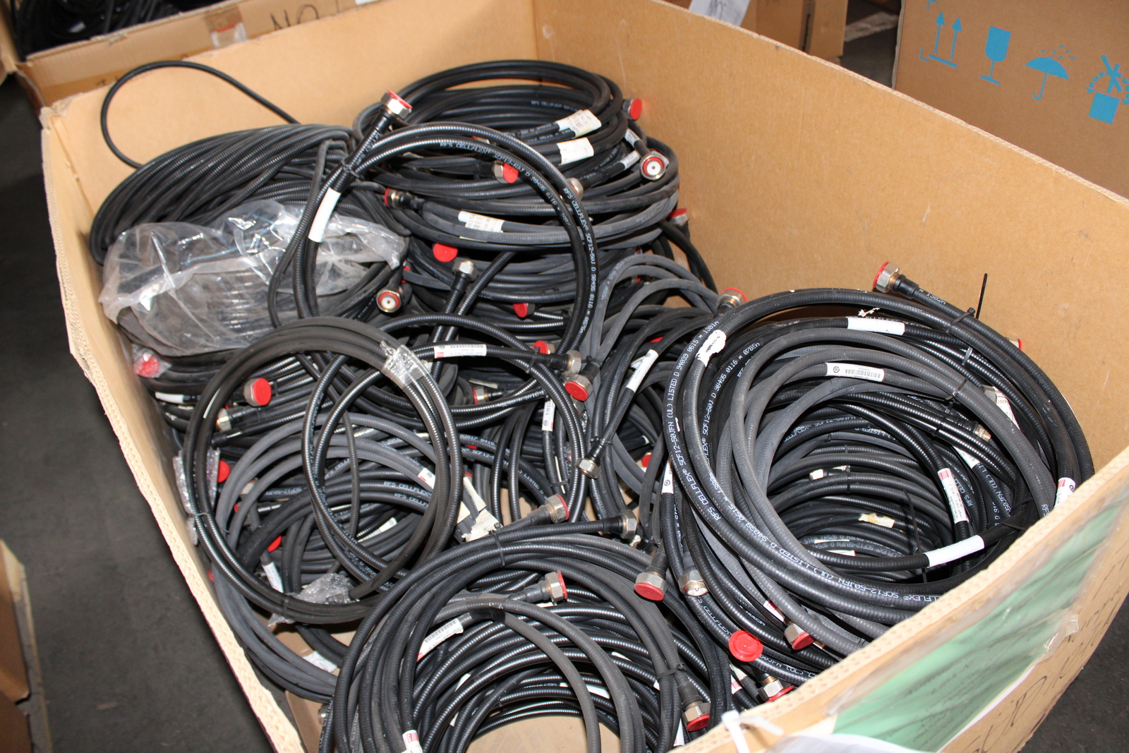 Vegyes kábelek és szerelési anyagok 11