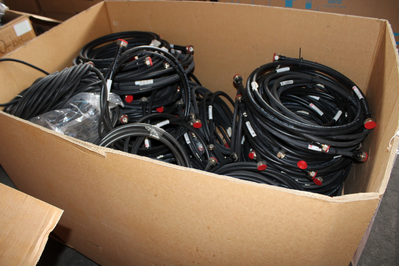 Vegyes kábelek és szerelési anyagok 12