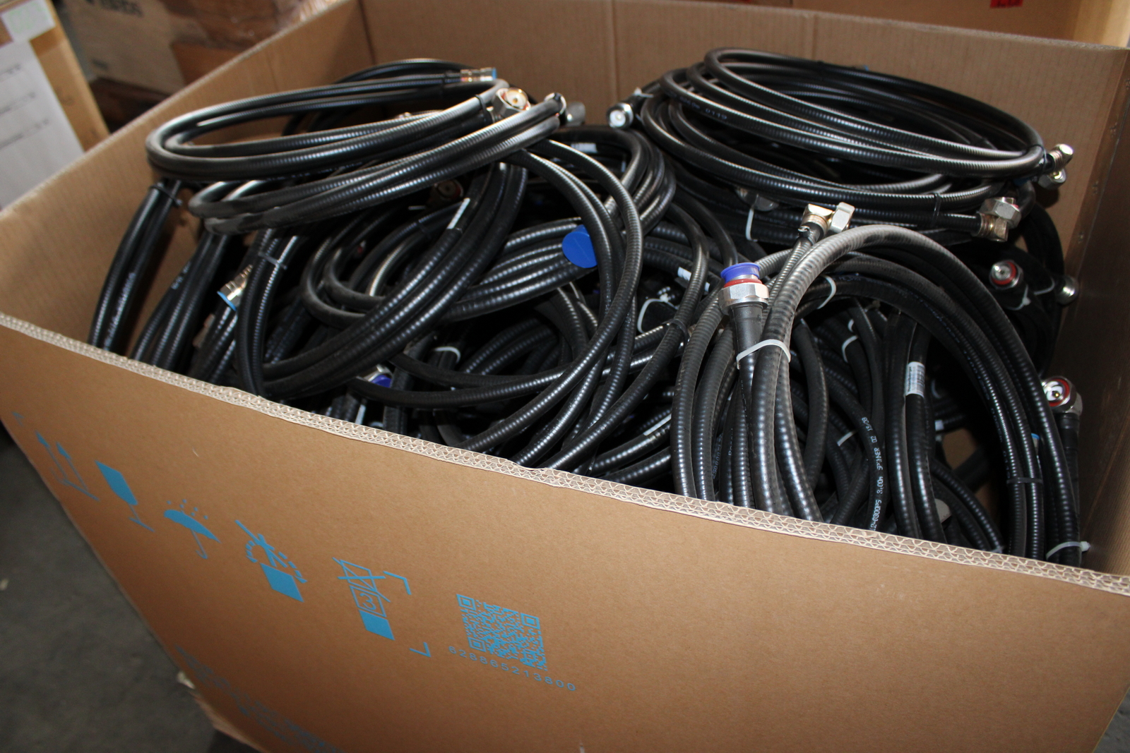 Vegyes kábelek és szerelési anyagok 13