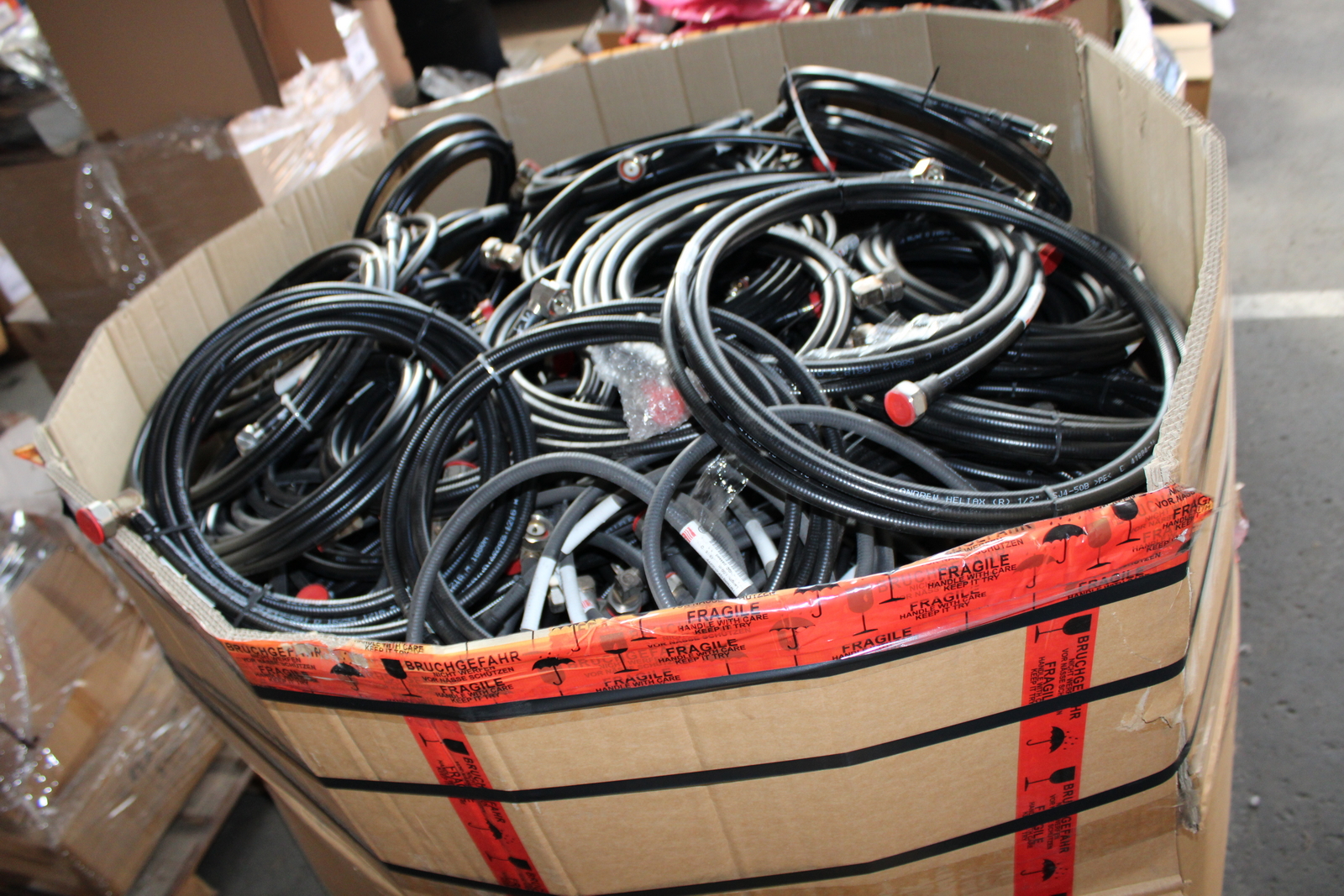 Vegyes kábelek és szerelési anyagok 14