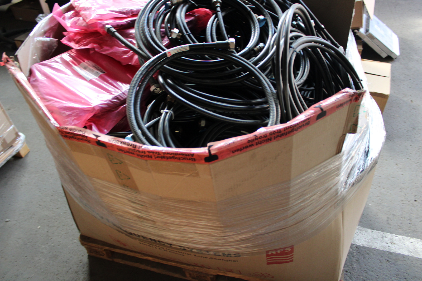 Vegyes kábelek és szerelési anyagok 15