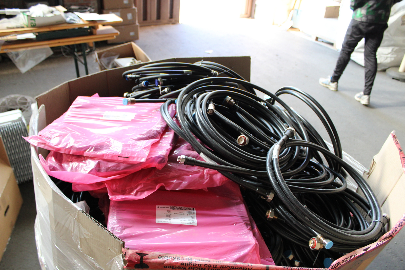 Vegyes kábelek és szerelési anyagok 16