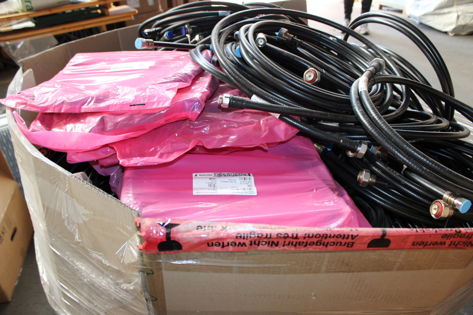 Vegyes kábelek és szerelési anyagok 17