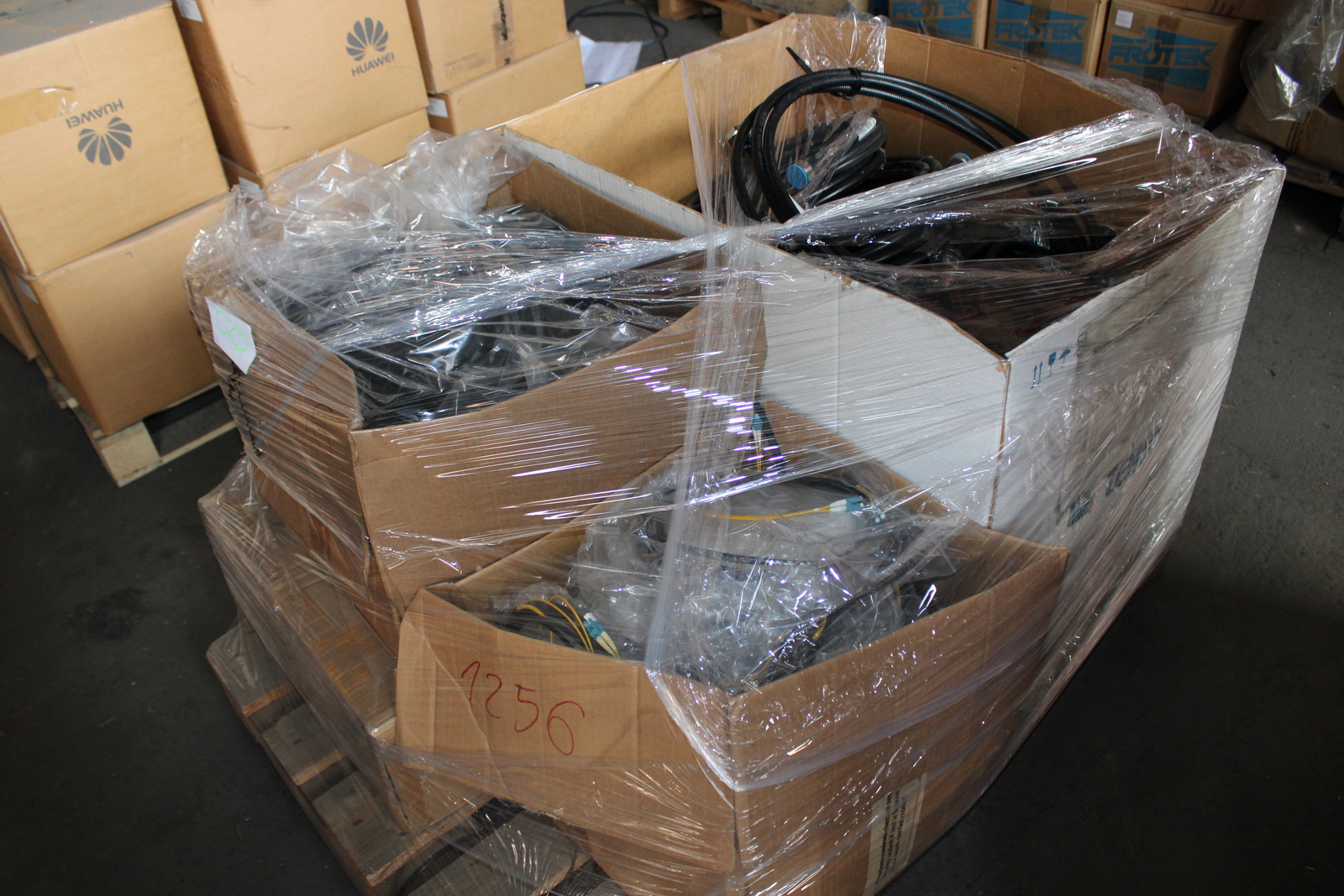 Vegyes kábelek és szerelési anyagok 18