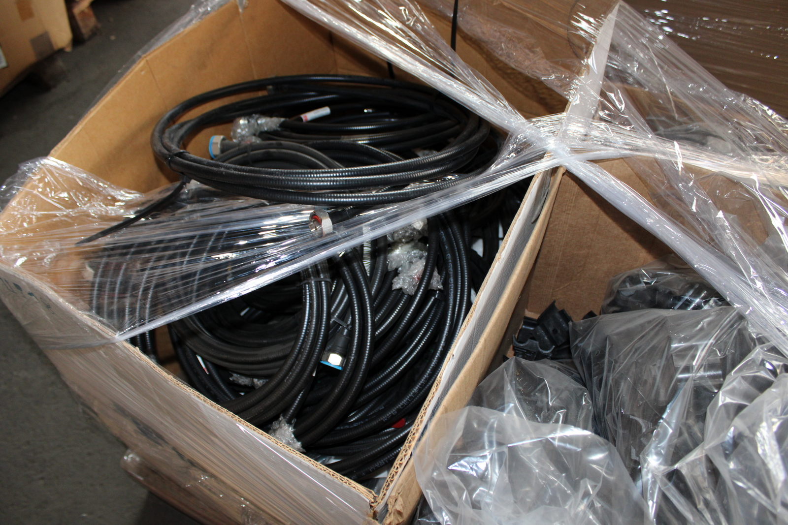 Vegyes kábelek és szerelési anyagok 19