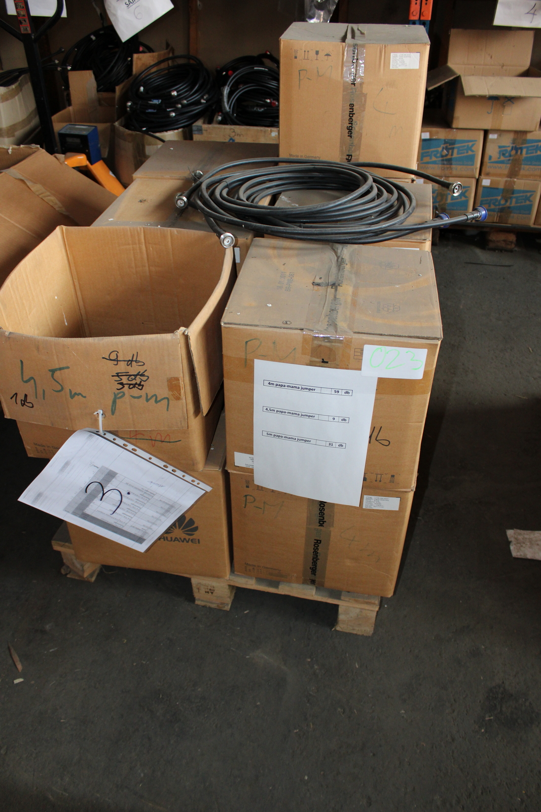 Vegyes kábelek és szerelési anyagok 21