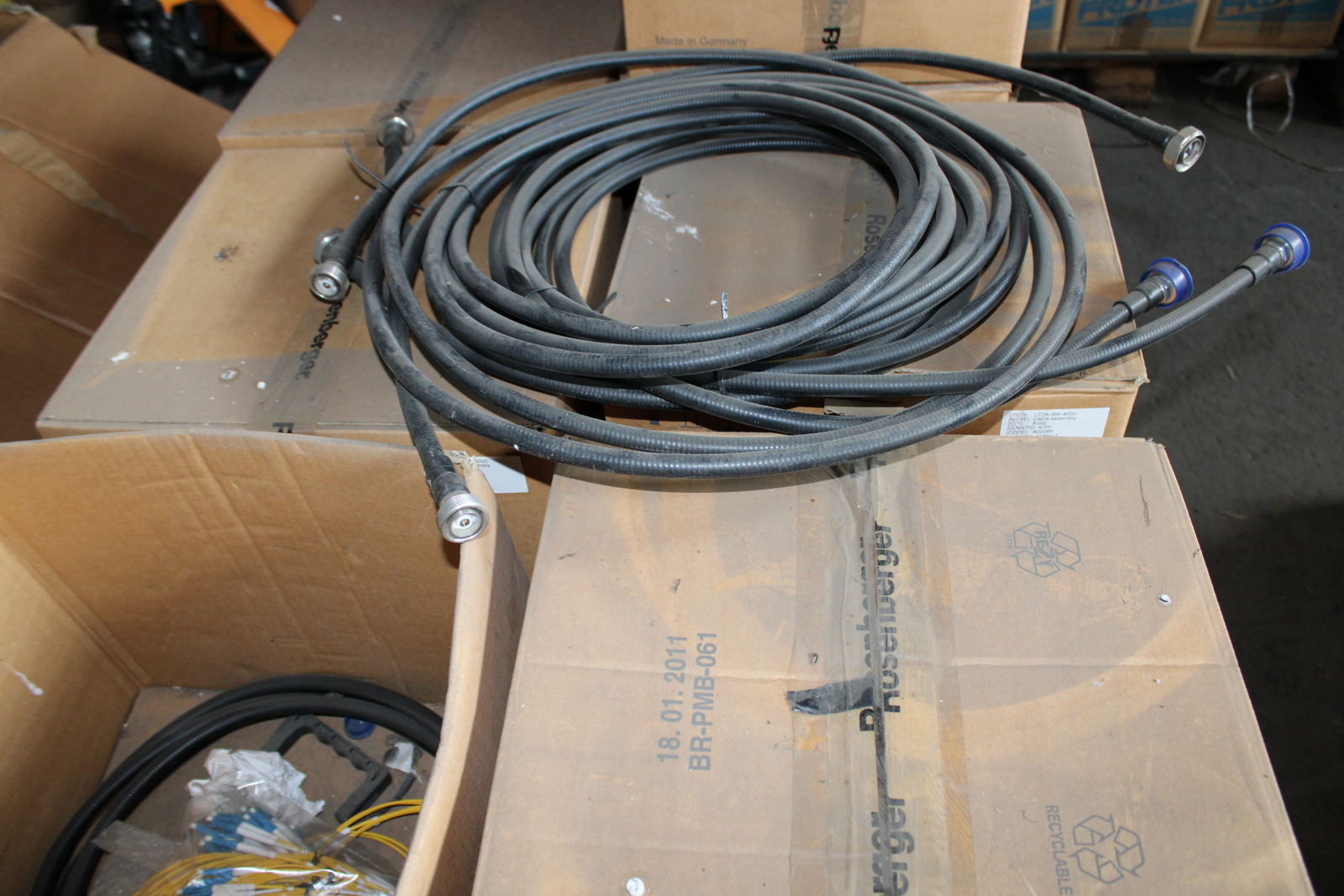 Vegyes kábelek és szerelési anyagok 22