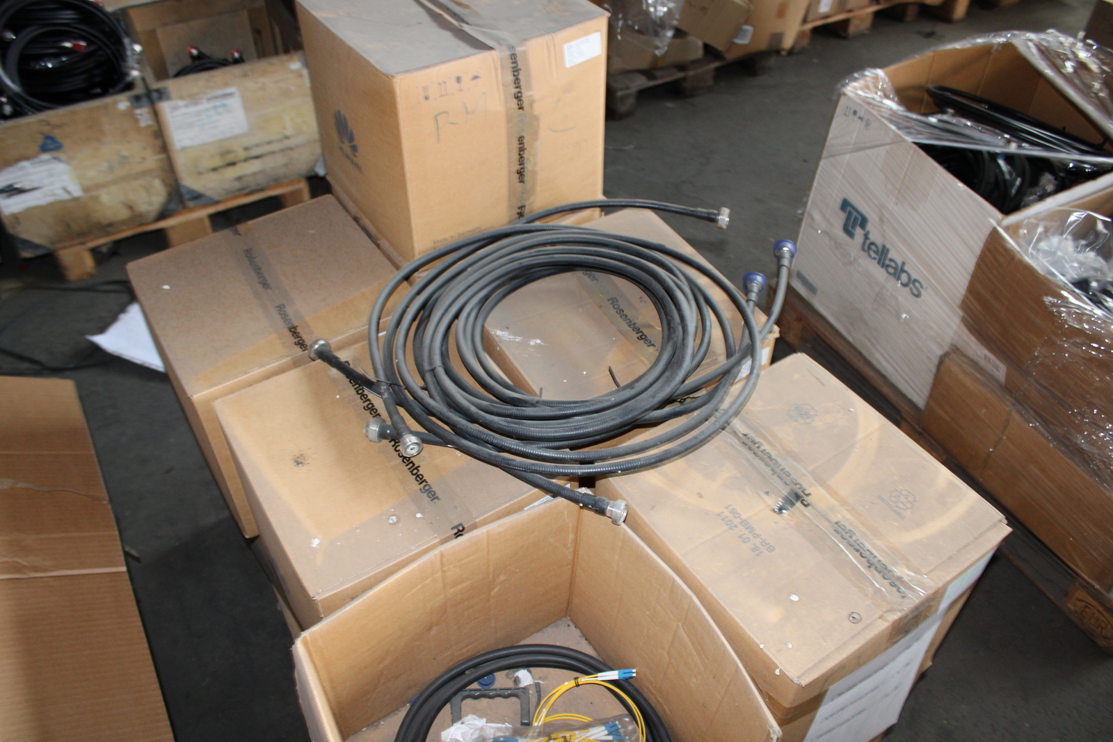 Vegyes kábelek és szerelési anyagok 23