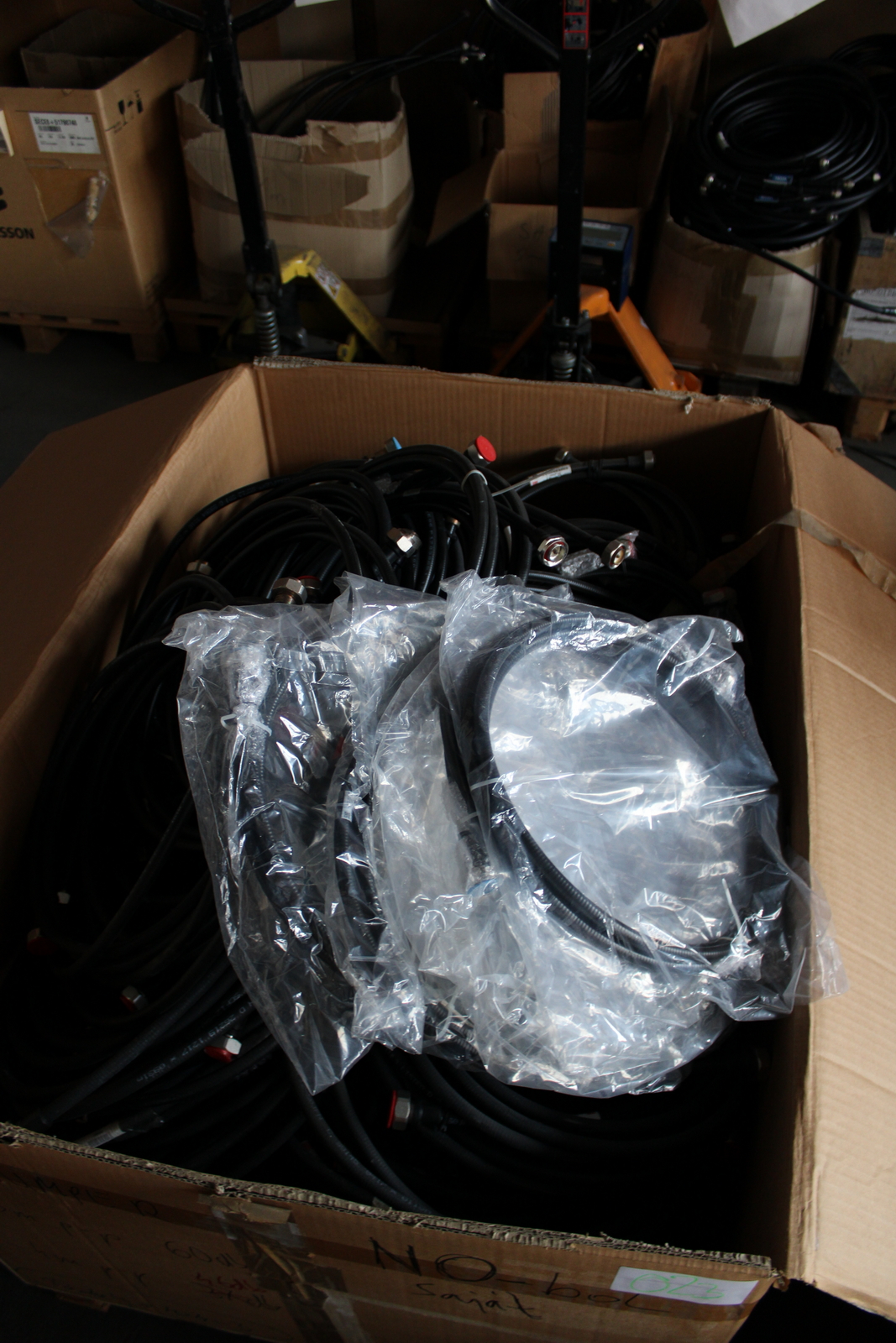 Vegyes kábelek és szerelési anyagok 24