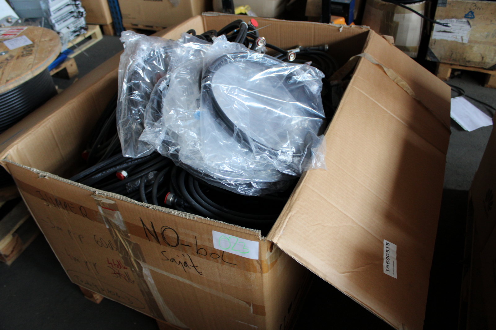 Vegyes kábelek és szerelési anyagok 25