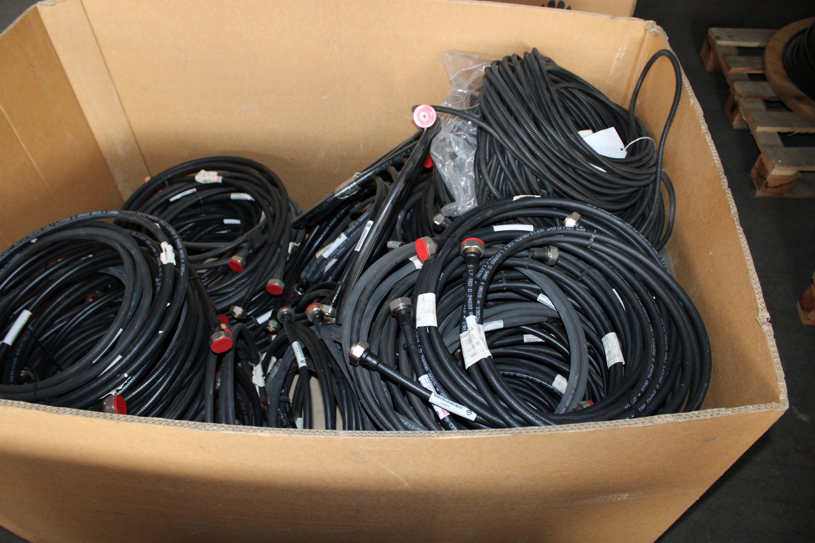 Vegyes kábelek és szerelési anyagok 26