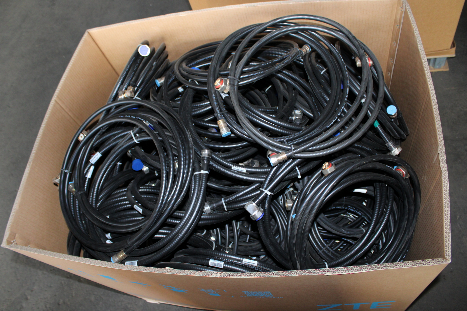 Vegyes kábelek és szerelési anyagok 27