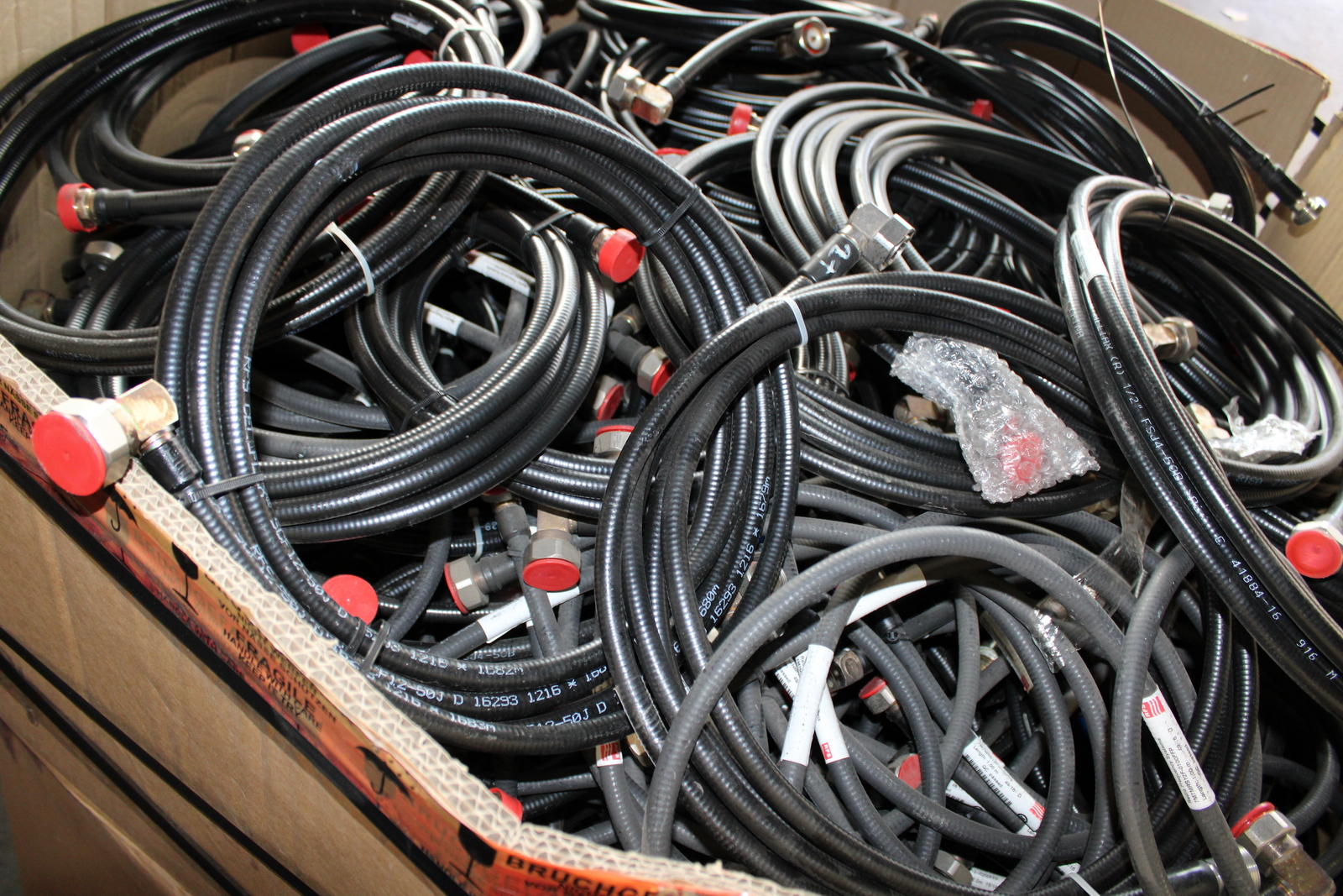 Vegyes kábelek és szerelési anyagok 28