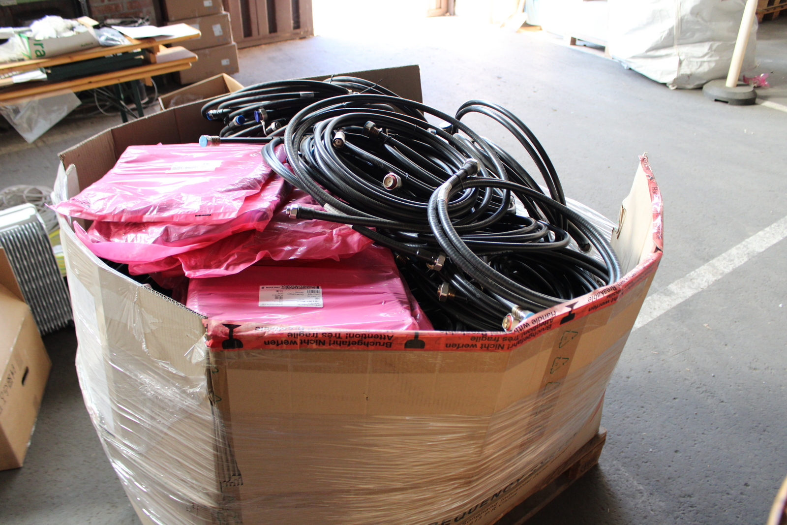 Vegyes kábelek és szerelési anyagok 29