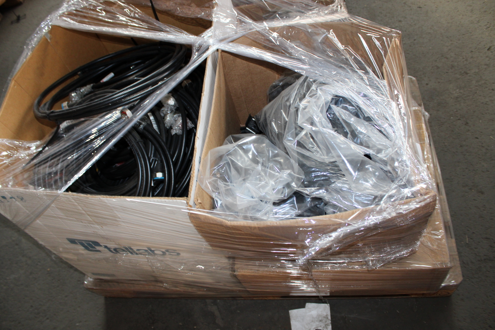 Vegyes kábelek és szerelési anyagok 31