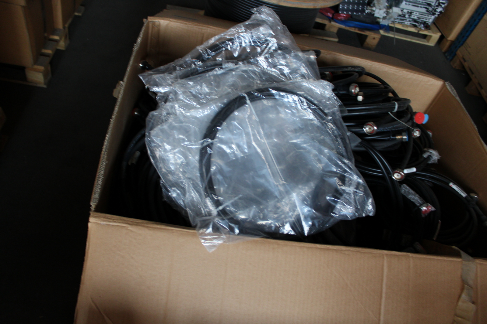 Vegyes kábelek és szerelési anyagok 32