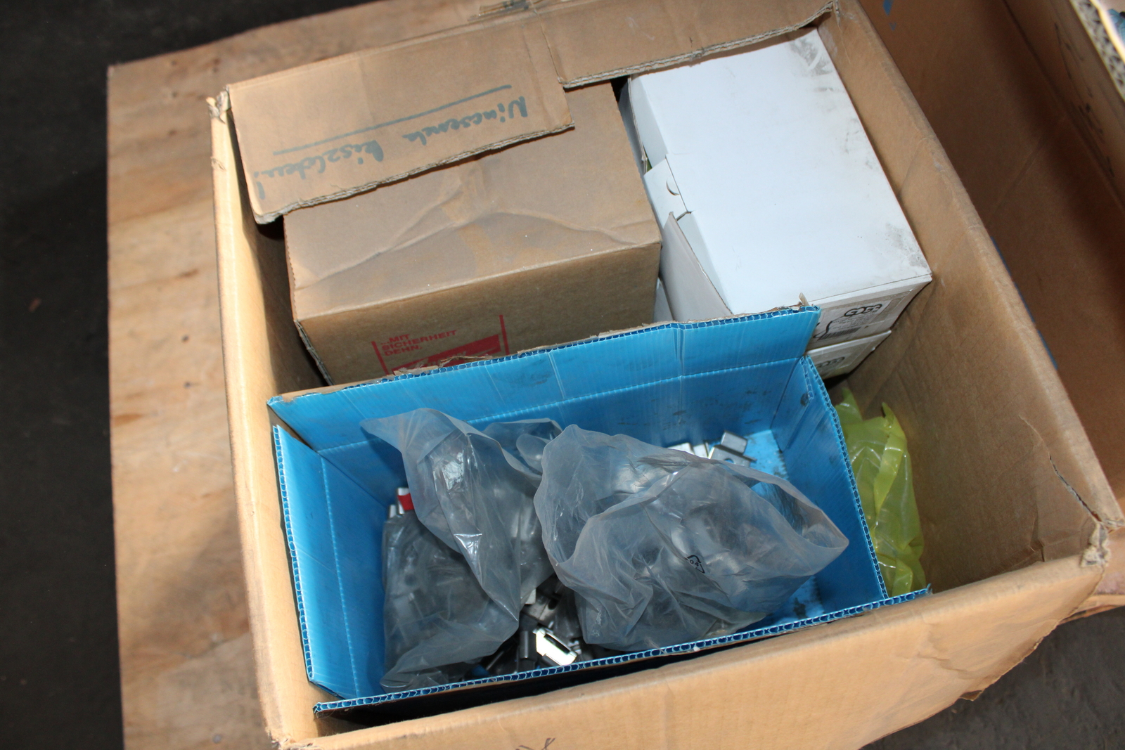 Vegyes kábelek és szerelési anyagok 4