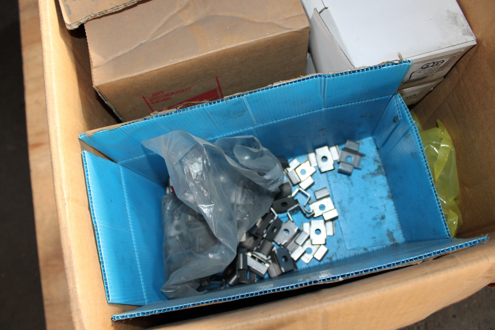 Vegyes kábelek és szerelési anyagok 5