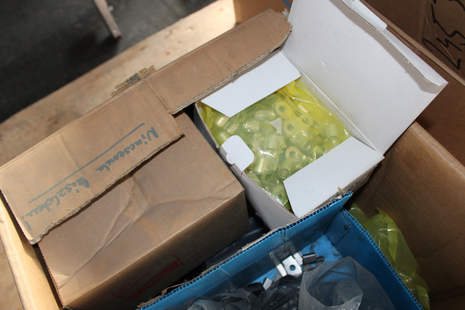 Vegyes kábelek és szerelési anyagok 6