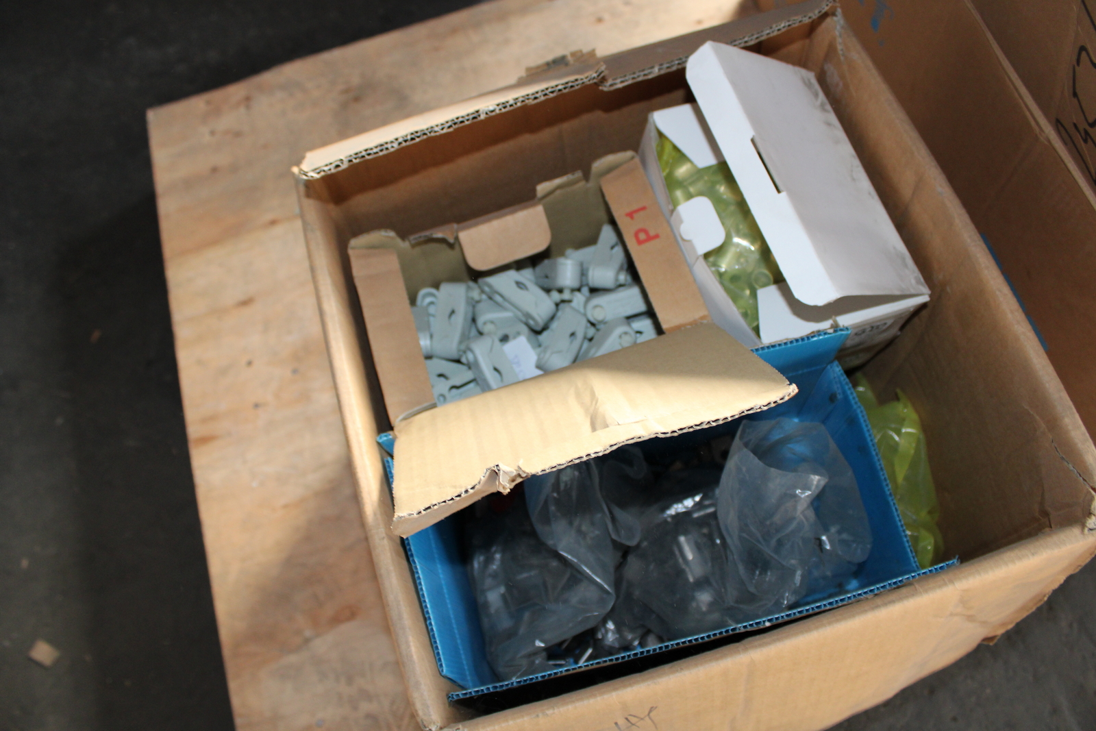 Vegyes kábelek és szerelési anyagok 7