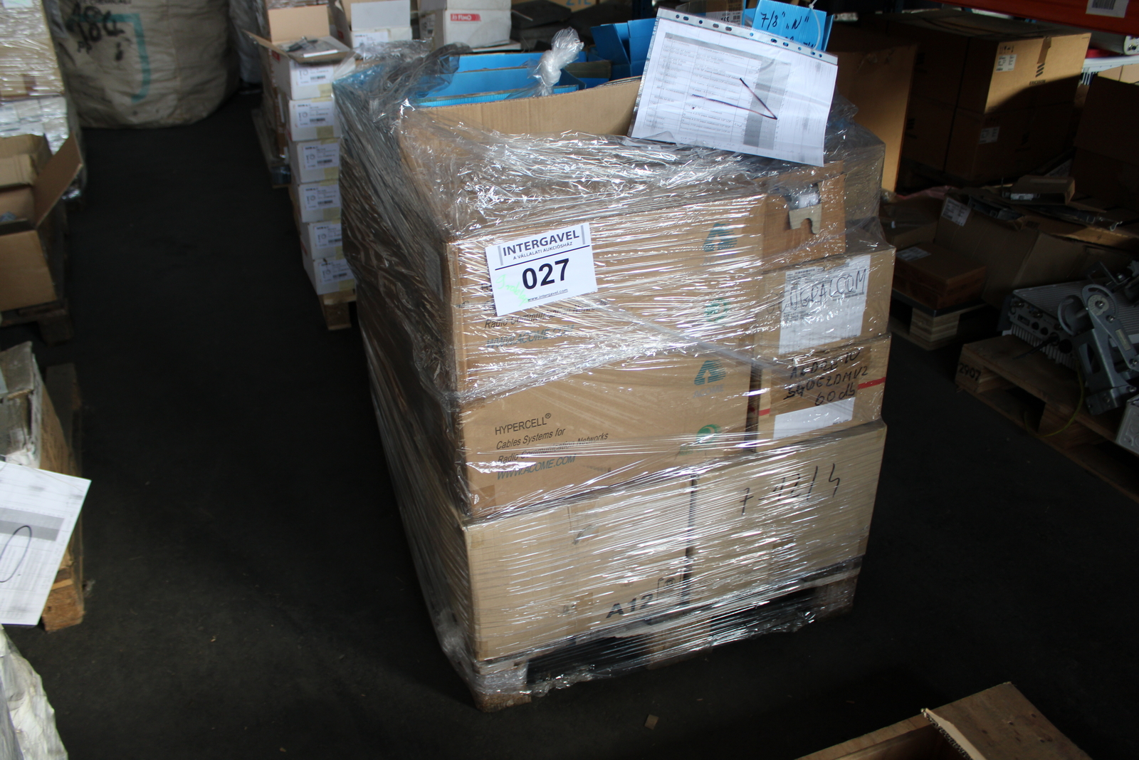 Vegyes kábelek és szerelési anyagok 8